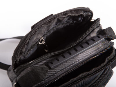 Pojemna mała torebka na ramię z dużą liczbą kieszonek - obrazek 7