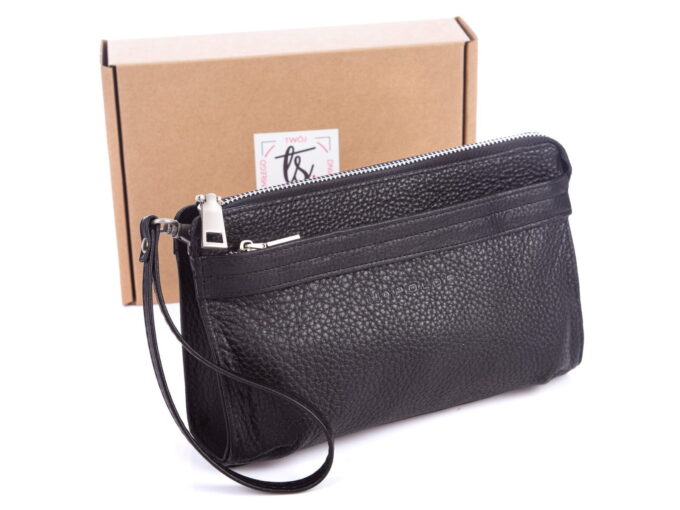 Czarna saszetka skórzana z paskiem do ręki