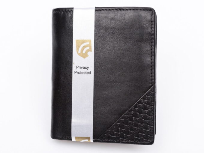 Czarny portfel z trójkątnym tłoczeniem pionowy