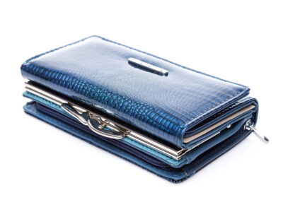 Portfel damski skórzany lakierowany niebieski z dwoma kieszeniami na bilon - obrazek 5