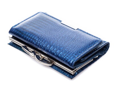 Metalowe, chromowane zapięcie na bigiel w niebieskim portfelu