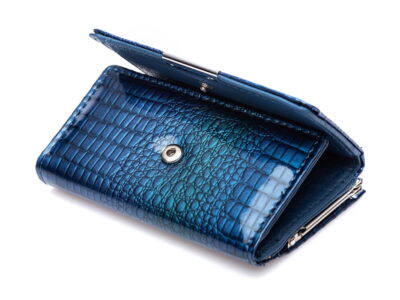 Portfel zapinany jest na mocny metalowy zatrzask