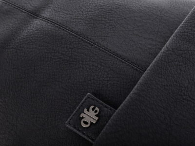 Elegancki plecak damski z klapką skóra ekologiczna czarny - obrazek 4