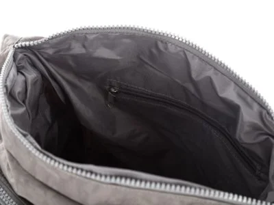 Wnętrze szarej torebki z zamkniętą kieszenią na suwak, zbliżenie detalu materiału przypadku bag street