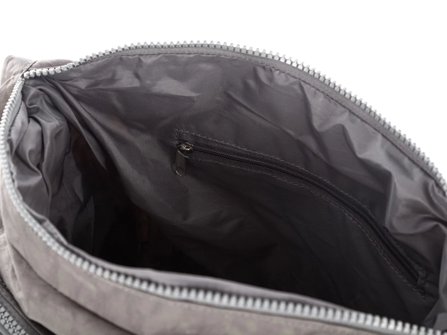 Wnętrze szarej torebki z zamkniętą kieszenią na suwak, zbliżenie detalu materiału przypadku bag street