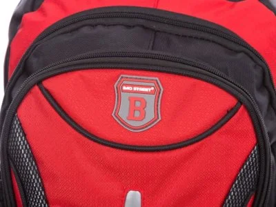Zbliżenie przodu czerwonego plecaka sportowego z kieszenią i zamkiem, czarny materiał