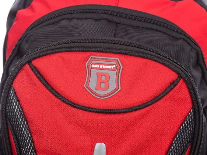 Zbliżenie przodu czerwonego plecaka sportowego z kieszenią i zamkiem, czarny materiał