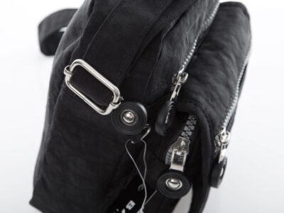 Mała lekka torebka damska wykonana z kreszu w kolorze czarnym - obrazek 3