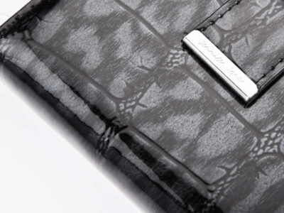 Skórzany portfel damski lakierowany czarny cieniowany średni - obrazek 5