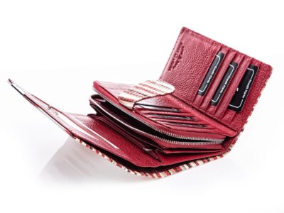 Duży portfel damski skórzany lakierowany biały z czerwonymi pasami - obrazek 4