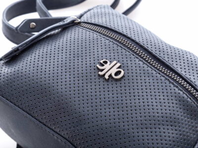 Mała torebka damska na ramię ażurowa Jennifer Jones granatowa - obrazek 5