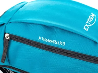 Zbliżenie turkusowego plecaka sportowego z kieszenią na zamek i detalem materiału