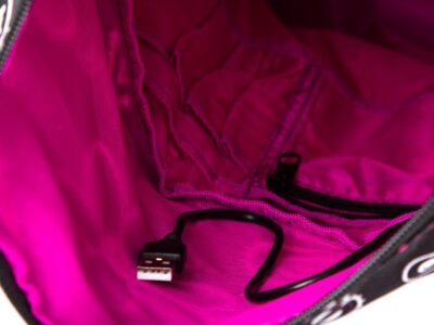 Duży plecak trekkingowy z portem ładowania USB czarno-fioletowy - obrazek 15