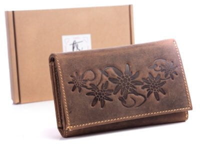 Duży zamszowy portfel damski z tłoczonymi kwiatami brązowy z pudełkiem