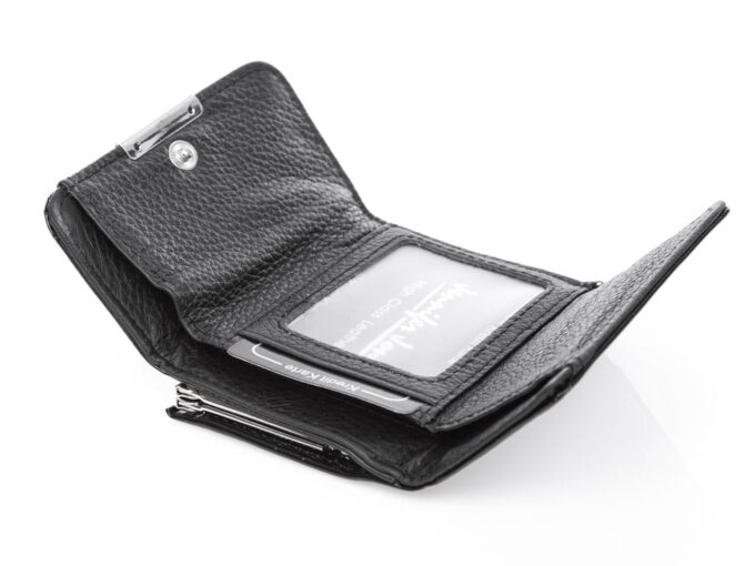 Mały czarny lakierowany portfel damski