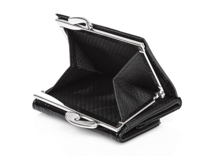Mały czarny lakierowany portfel damski