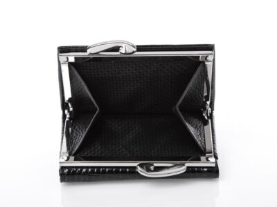 Mały czarny lakierowany portfel damski