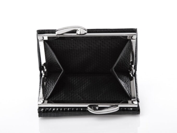 Mały czarny lakierowany portfel damski