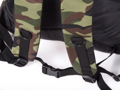 Karabińczyki na szelkach plecaka