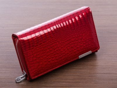 Czerwony portfel damski z kieszenią na bilon zamykaną na suwak