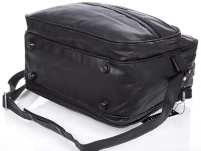 Duża oraz bardzo pojemna czarna torba męska typu listonoszka na ramię marki Bag Street.