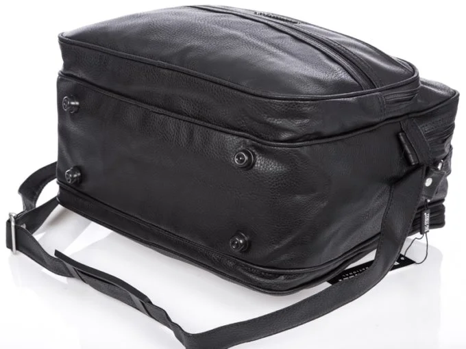 Duża oraz bardzo pojemna czarna torba męska typu listonoszka na ramię marki Bag Street.