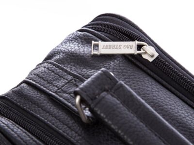 Logo na metalowych zamkach