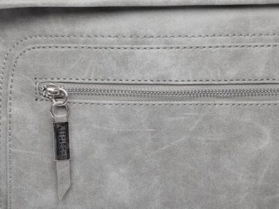 Z przodu z kieszonką na zamek błyskawiczny