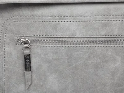 Z przodu z kieszonką na zamek błyskawiczny