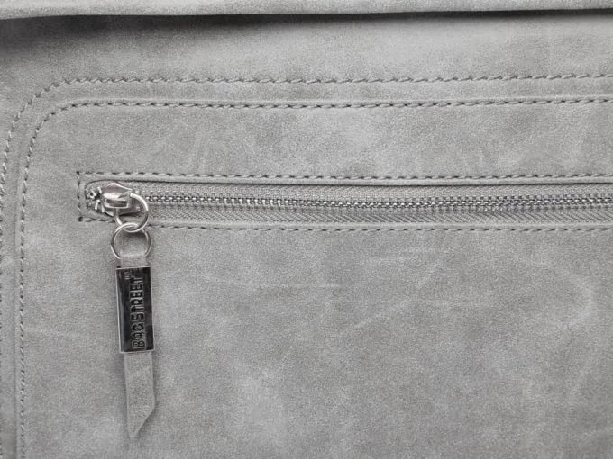 Z przodu z kieszonką na zamek błyskawiczny