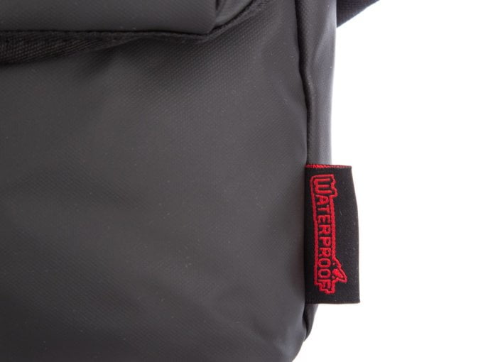 Torba posiada metkę z czerwonym napisem Waterproof