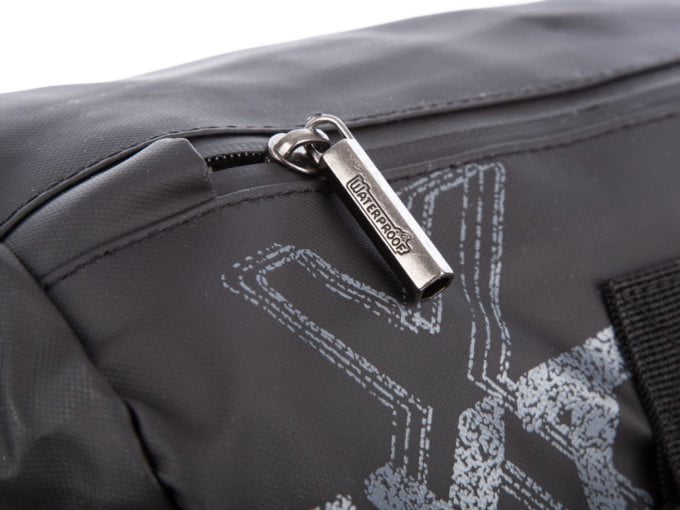 Metalowe zamknięcia zamków z napisem waterproof