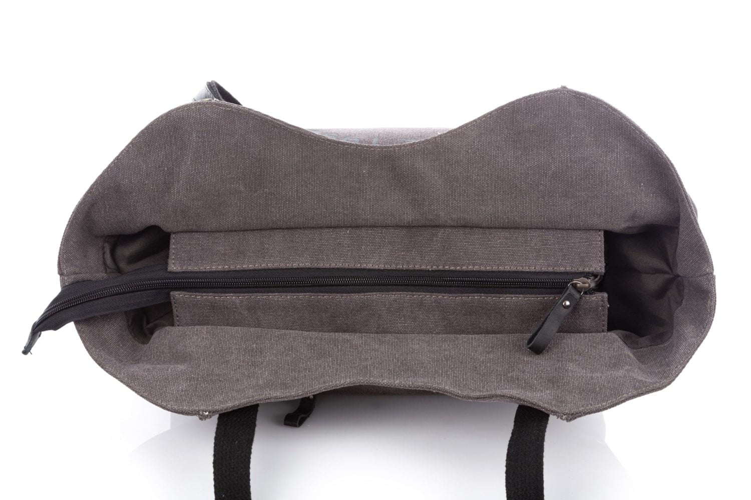 Zbliżenie otwartej szarej torebki vintage z kieszenią i materiałem canvas