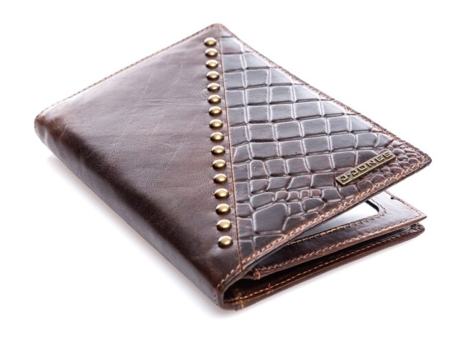 Rząd złotych ćwieków z przodu