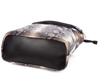 Czarne sztywne dno torby