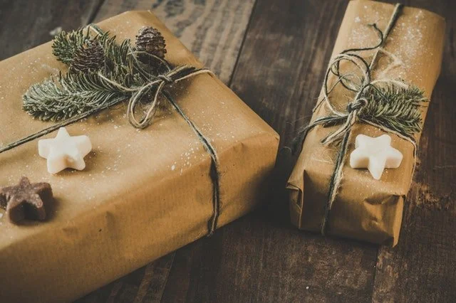 photo-of-two-brown-wrapped-gifts-on-wooden-table-1693650 Prezenty świąteczne