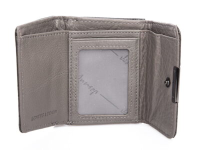 W środku kieszonko na kartę