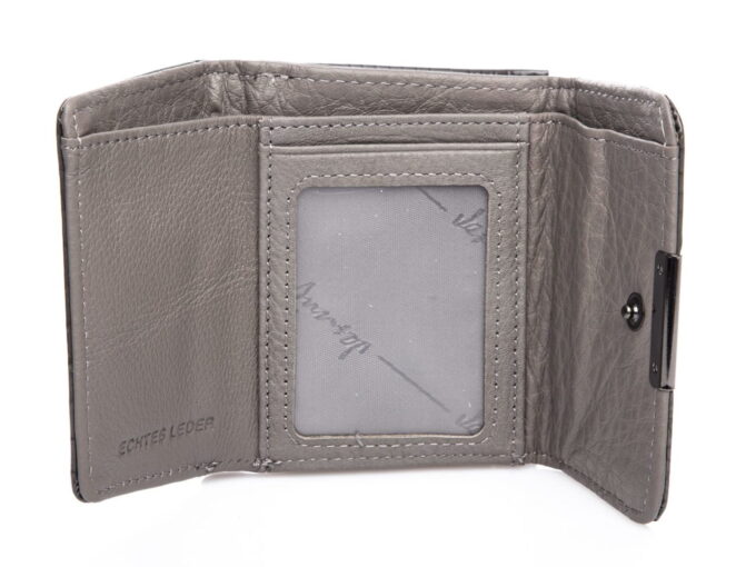 W środku kieszonko na kartę