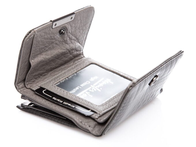 W środku przegroda na banknot