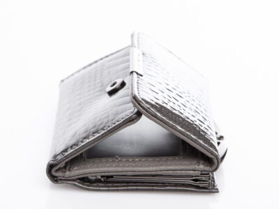 Mały portfel damski zapinany na bigiel szary lakierowany - obrazek 6