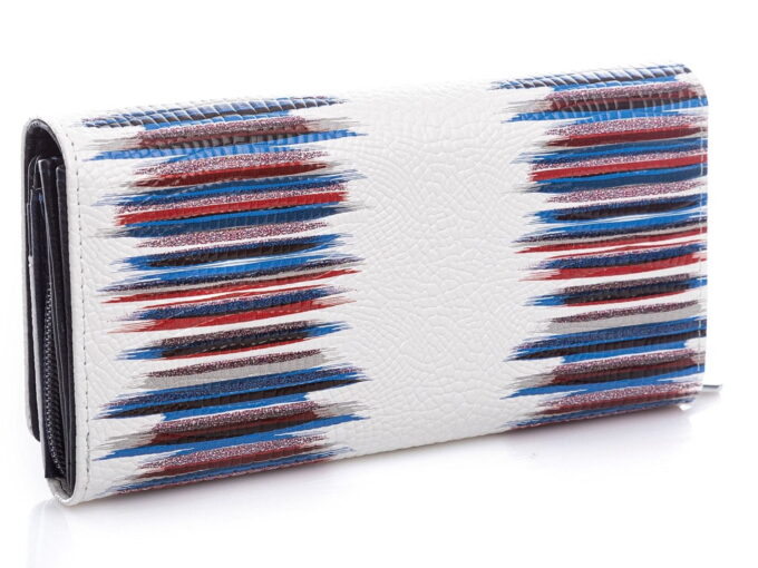 Wzór złożony z kolorowych pasów, z tyłu portfela