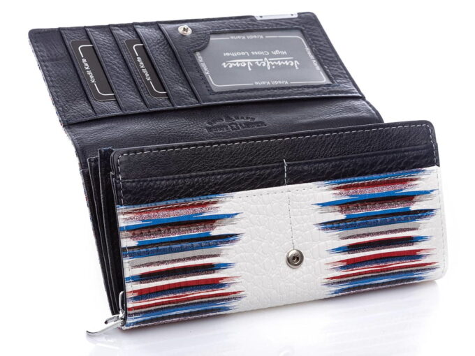 Z przodu portfel posiada 4 dodatkowe schowki na karty
