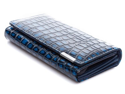 Portfel posiada głębokie tłoczenie skóry krokodyla