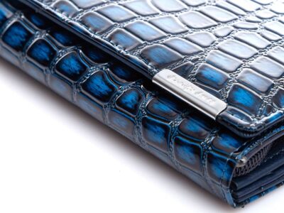 Chromowana blaszka z logiem Jennifer Jones