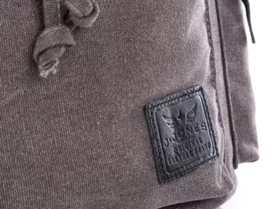 Skórzane logo J Jones wszyte na plecaku