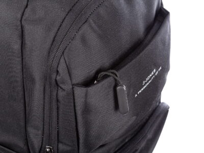 Kieszonki zamykane na suwaki z przodu plecaka