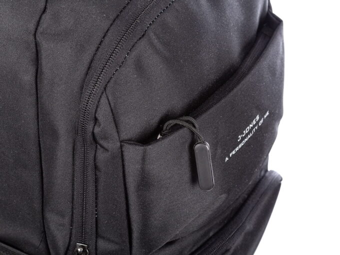 Kieszonki zamykane na suwaki z przodu plecaka