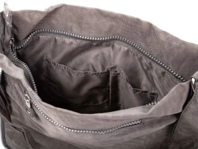 Dwa otwarte schowki w środku torby