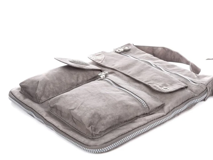 Szara torba materiałowa po zapięciu zamka dookoła