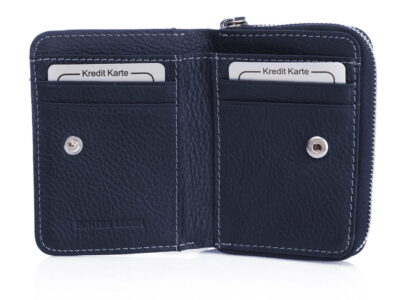 Wnętrze portfela z kieszonkami na karty, wykonane z matowej skóry naturalnej w kolorze granatowym